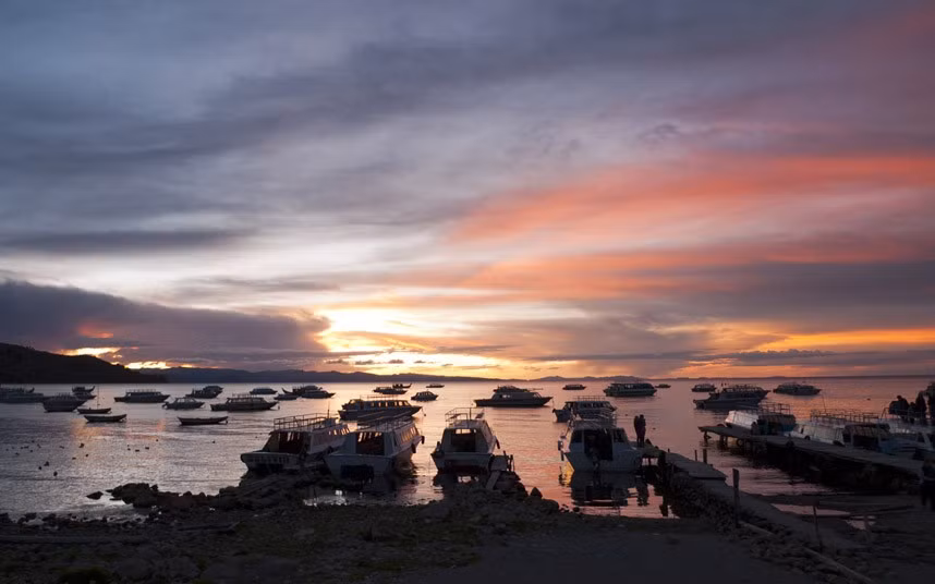 Hồ Titicaca, nằm giữa biên giới Bolivia và Peru.