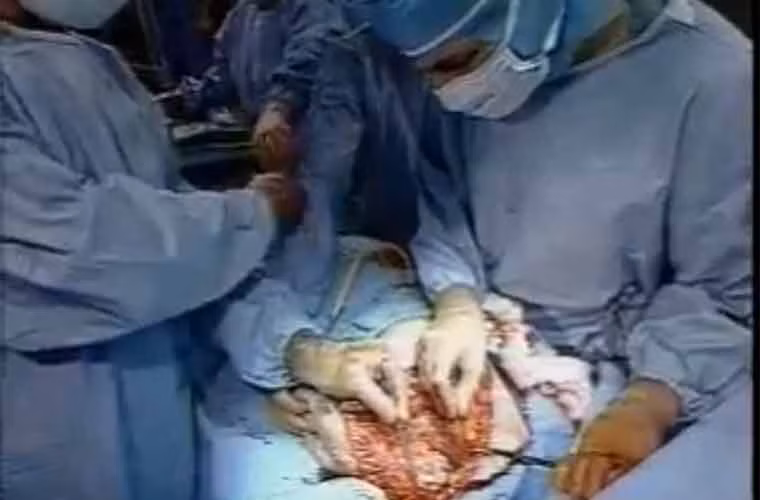 Công việc này yêu cầu các bác sĩ phải tập trung cao độ.