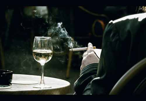  2. Hình thành các thói quen tốt mỗi ngày. Trong cuộc sống thường ngày, cần theo dõi cân nặng, tham gia các hoạt động thể lực đều đặn và có quy luật. Bỏ rượu và thuốc lá, ngăn chặn sự tích đọng của hydrazine dimethyl trong thuốc lá có thể tiềm ẩn gây ra ung thư. Rượu có khả năng thông qua việc thay đổi thói quen ăn uống của chúng ta để làm gia tăng nguy cơ ung thư.