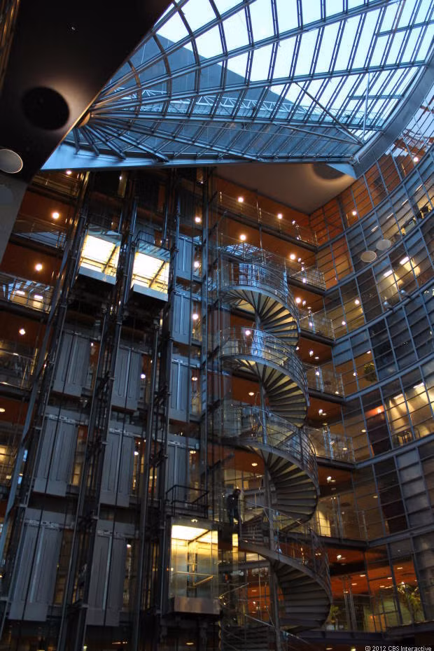 Kết cấu bên trong tòa nhà chủ yếu bằng thép và kính.