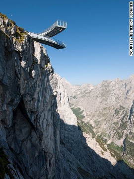 Đài quan sát AlpspiX nằm trên đỉnh ngọn núi Alpspitze của Đức. Với kiến trúc độc đáo hình chữ X dài 13 mét, lượn ra ngoài khoảng không, khách ghé thăm sẽ được chiêm ngưỡng toàn bộ vẻ đẹp của đỉnh Zugspitze và hẻm núi Hollental ngay phía dưới.