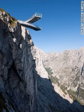 Đài quan sát AlpspiX nằm trên đỉnh ngọn núi Alpspitze của Đức. Với kiến trúc độc đáo hình chữ X dài 13 mét, lượn ra ngoài khoảng không, khách ghé thăm sẽ được chiêm ngưỡng toàn bộ vẻ đẹp của đỉnh Zugspitze và hẻm núi Hollental ngay phía dưới.