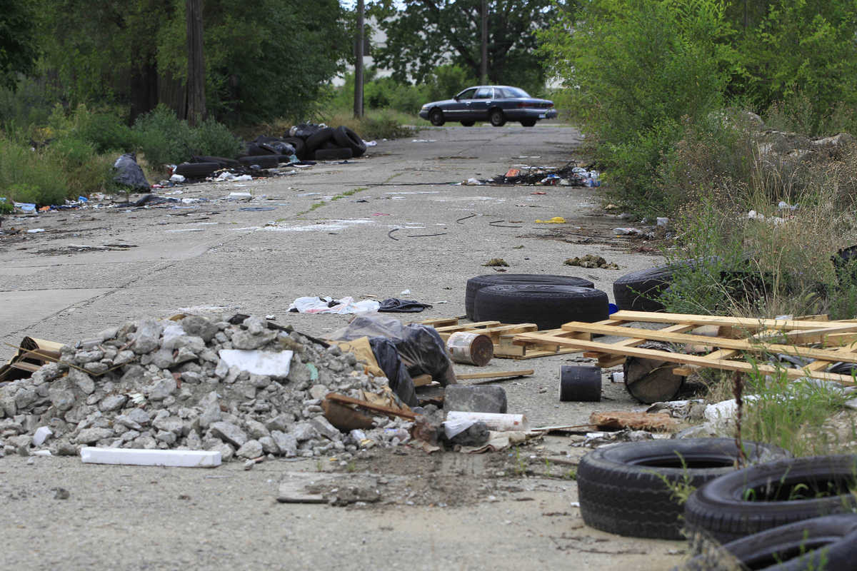 Khung cảnh hoang tàn của thành phố Detroit, nơi được coi là “kinh đô xe hơi” của Mỹ, với nhiều nhà máy sản xuất ô tô lớn từng đóng đô như General Motors, Chrysler...