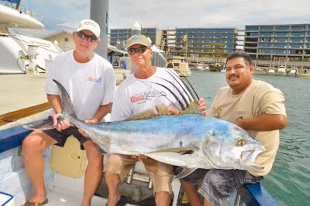 . Cần thủ John Sato bắt được một con cá Roosterfish (cá gà) nặng 34 kg ngoài khơi Cabo San Lucas (Mexico).