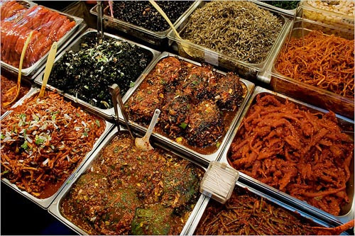  2. Những thực phẩm ăn sẵn. Những người làm văn phòng thường hay ăn những thức ăn đóng sẵn (không bao gồm những loại nướng nhiệt độ thấp và bánh mì). Những nguy hại của nó chủ yếu là: hương liệu và phẩm màu sẽ là gánh nặng cho gan, các vitamin bị phá vỡ, nhiệt lượng quá nóng, thành phần dinh dưỡng thấp.