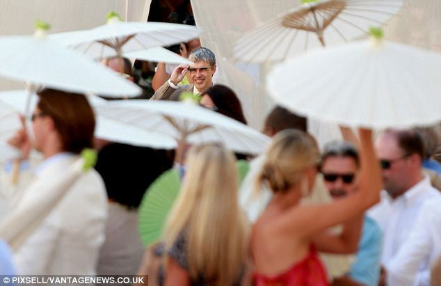 Chiếc Google Glass dự kiến sẽ được tung ra thị trường vào dịp Giáng sinh năm nay với giá khoảng 1.500 USD.