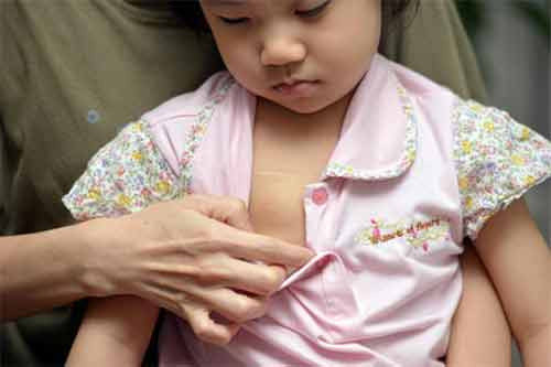 Madam Pan, mẹ cô bé là một thợ làm đầu, 42 tuổi, cho biết, họ có 3 người con - hai con trai 13 tuổi và 2 tuổi, còn bé Zixuan là con thứ. "Khi chào đời, Zixuan không có điểm gì khác với những đứa trẻ khác. Tuy nhiên, khi được 1 tuổi, con bé dần dần có dấu hiệu của bệnh lác mắt, và con ngươi bên mắt phải của bé chuyển sang màu nâu sẫm", chị Pan cho hay.