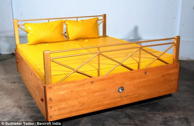 Chiếc xe độc mang hình dáng chiếc giường ngủ êm ái.