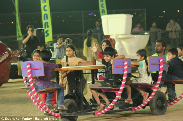 Những đứa trẻ thích thú khi được ngồi thử một trong những thiết kế sáng tạo của ông Yadav.
