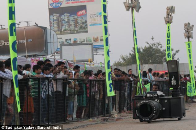 Một chiếc xế ấn tượng mang hình dáng chiếc máy ảnh kỹ thuật số thu hút được rất nhiều sự chú ý khi xuống đường.