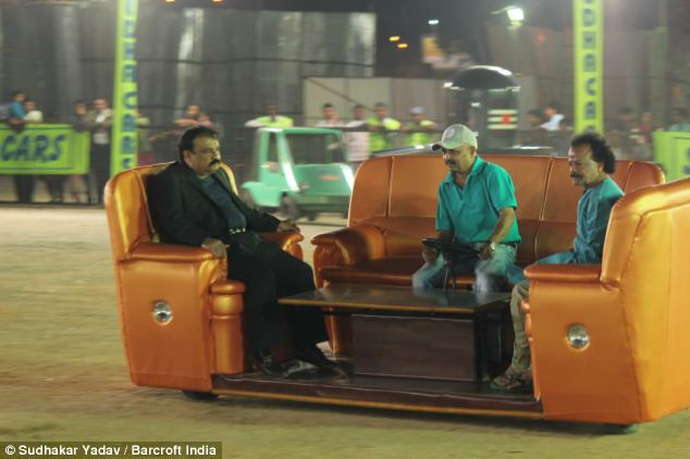 Một trong những chiếc xe của ông Yadav, với hình dạng của chiếc ghế sofa, được trưng bày tại một hội chợ tại Hyderabad, Ấn Độ.