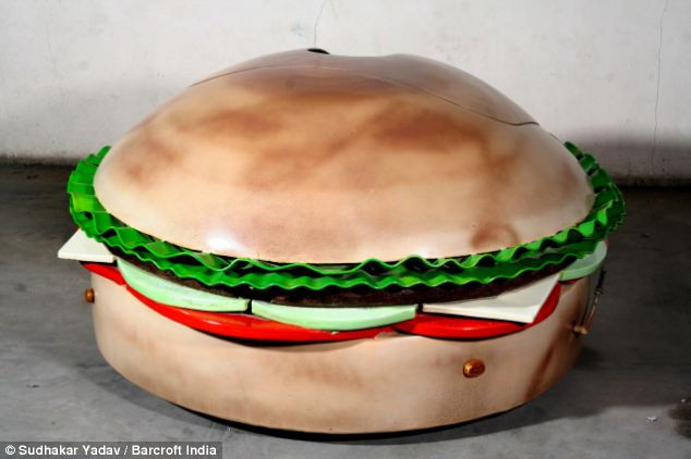 Chiếc xe này trong hình dạng một cái bánh burger, toàn bộ chiếc xe này được làm từ phế liệu.