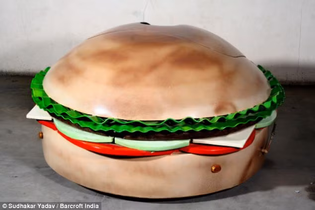 Chiếc xe này trong hình dạng một cái bánh burger, toàn bộ chiếc xe này được làm từ phế liệu.