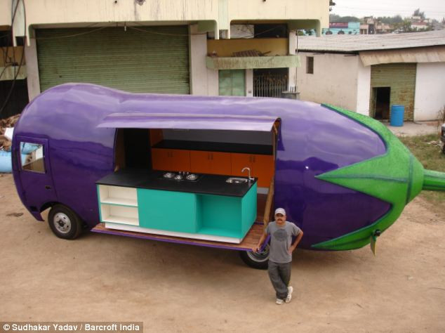 Yadav tự hào đứng bên cạnh một chiếc xe mang hình dạng quả cà tím mà ông đã chế tạo.
