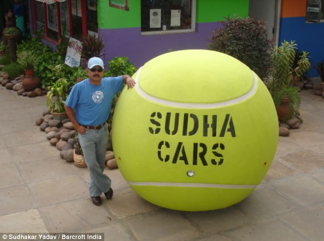 Chiếc xe hình quả bóng tennis của Sudhakar Yadav tại Bảo tàng xe Sudha tại Hyderabad, Ấn Độ.