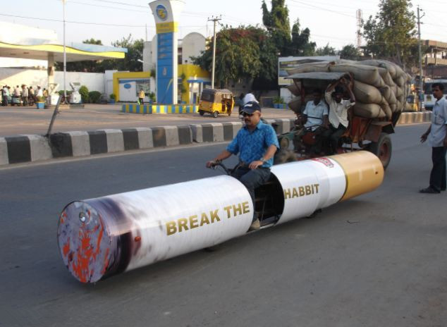 Các phương tiện lập dị như chiếc xe hình cây thuốc lá này là một trong những đứa con tinh thần của người đam mê xe hơi Sudhakar Yadav, đến từ Hyderabad, Ấn Độ. Ông đã trở nên nổi tiếng trên toàn thế giới bởi các loại xe kỳ quặc của mình.