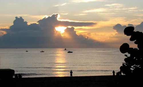 Cảnh mặt trời mọc tại bãi biển Myrtle, phía Nam Carolina.