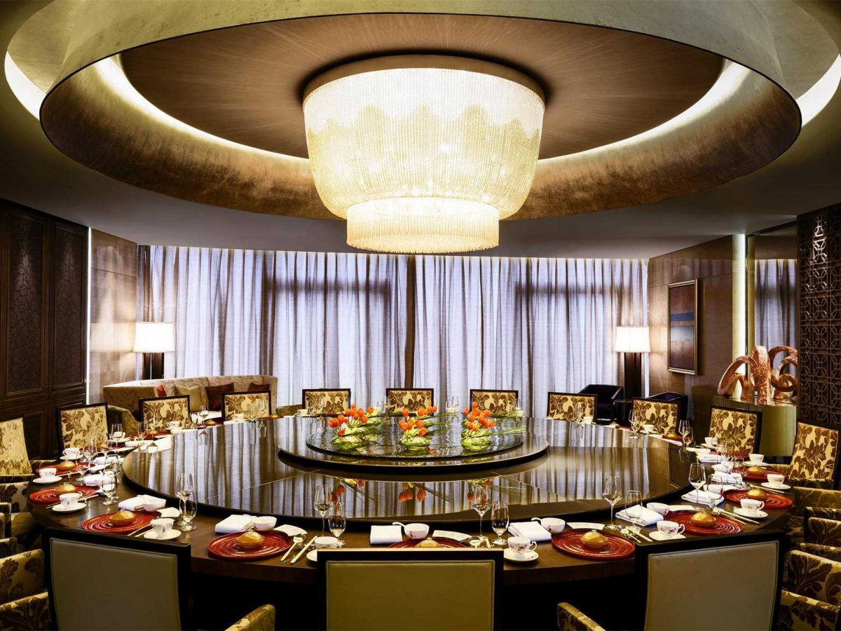 Nhà hàng Trung Quốc Yue thanh lịch trong hệ thống khách sạn, chuyên phục vụ các món ăn truyền thống của nước này. Nhà hàng có đủ không gian rộng lớn cho các nhóm khách đông người.