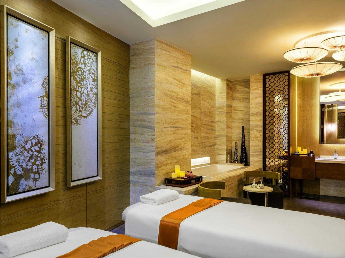 Ngoài ra, còn có một thẩm mỹ viện với đầy đủ dịch vụ gọi là Shine Spa for Sheraton.