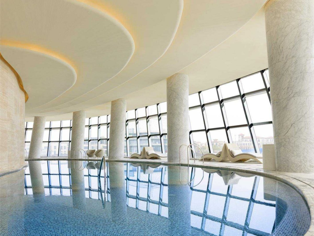 Khách sạn có cả hồ bơi trong nhà lẫn ngoài trời.
