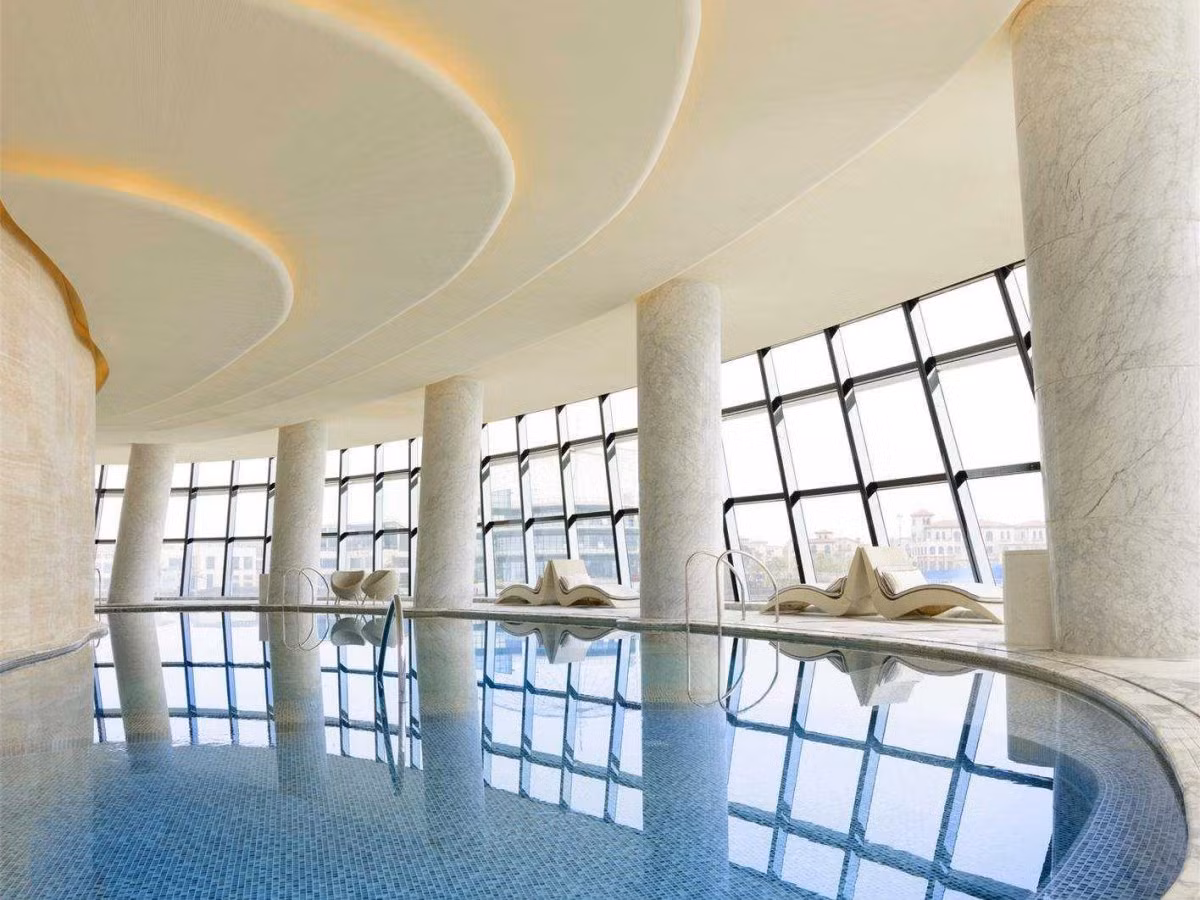 Khách sạn có cả hồ bơi trong nhà lẫn ngoài trời.