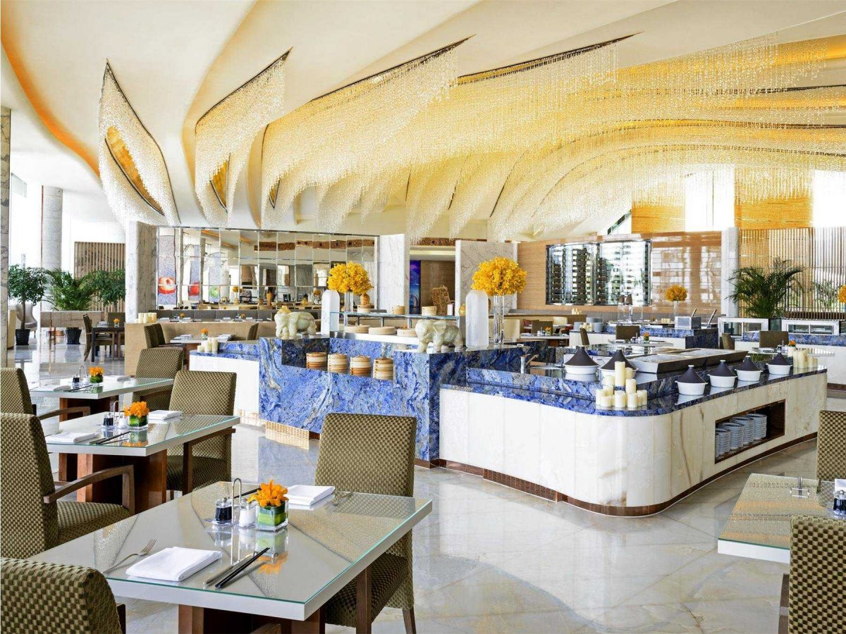 Khách sạn có 3 nhà hàng, trong đó có nhà hàng Feast, mà mở cửa cả ngày. Ngay cả các nhà hàng cũng được thiết kế trần nhà nạp pha lê Swarovski.