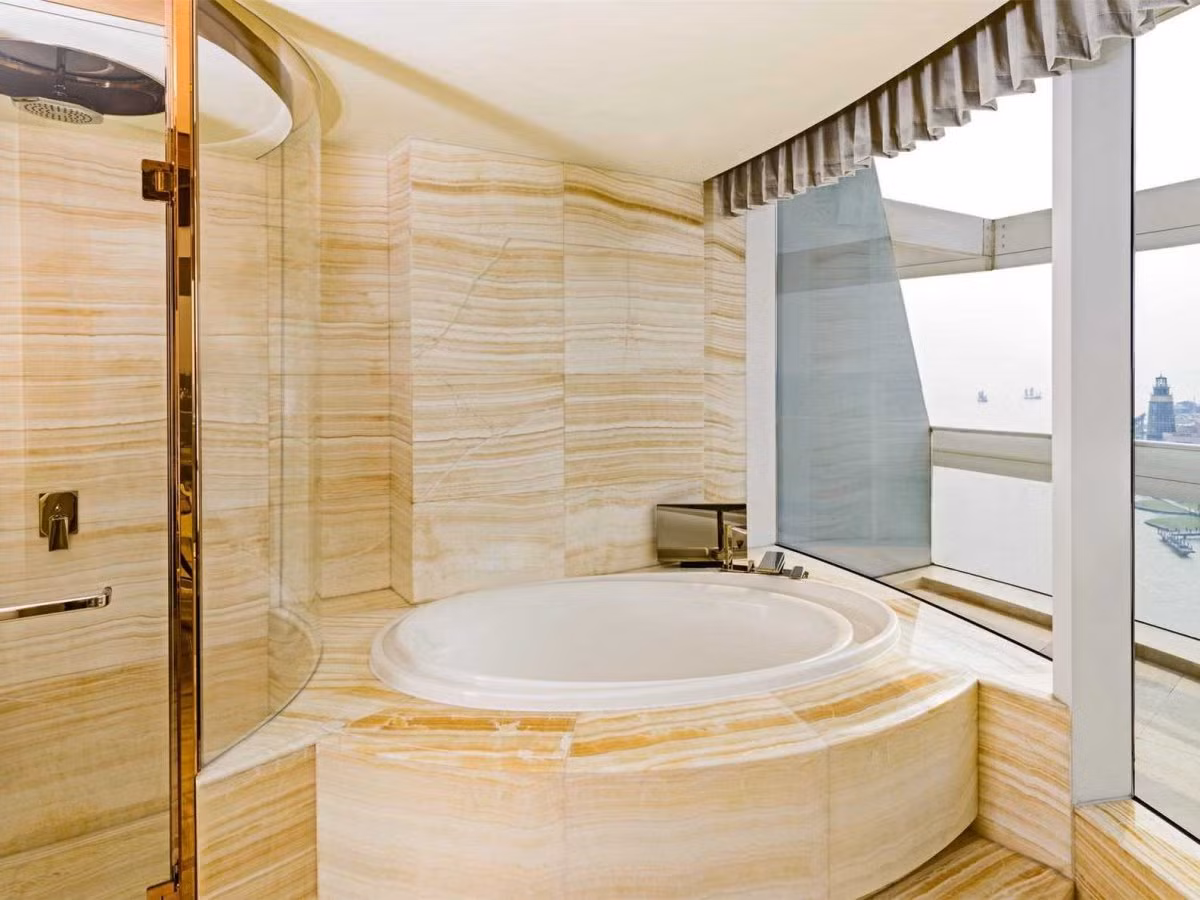 Tất cả các phòng đều có ban công nhìn ra hồ Taihu. Các phòng tắm được làm bằng đá cẩm thạch rộng rãi.