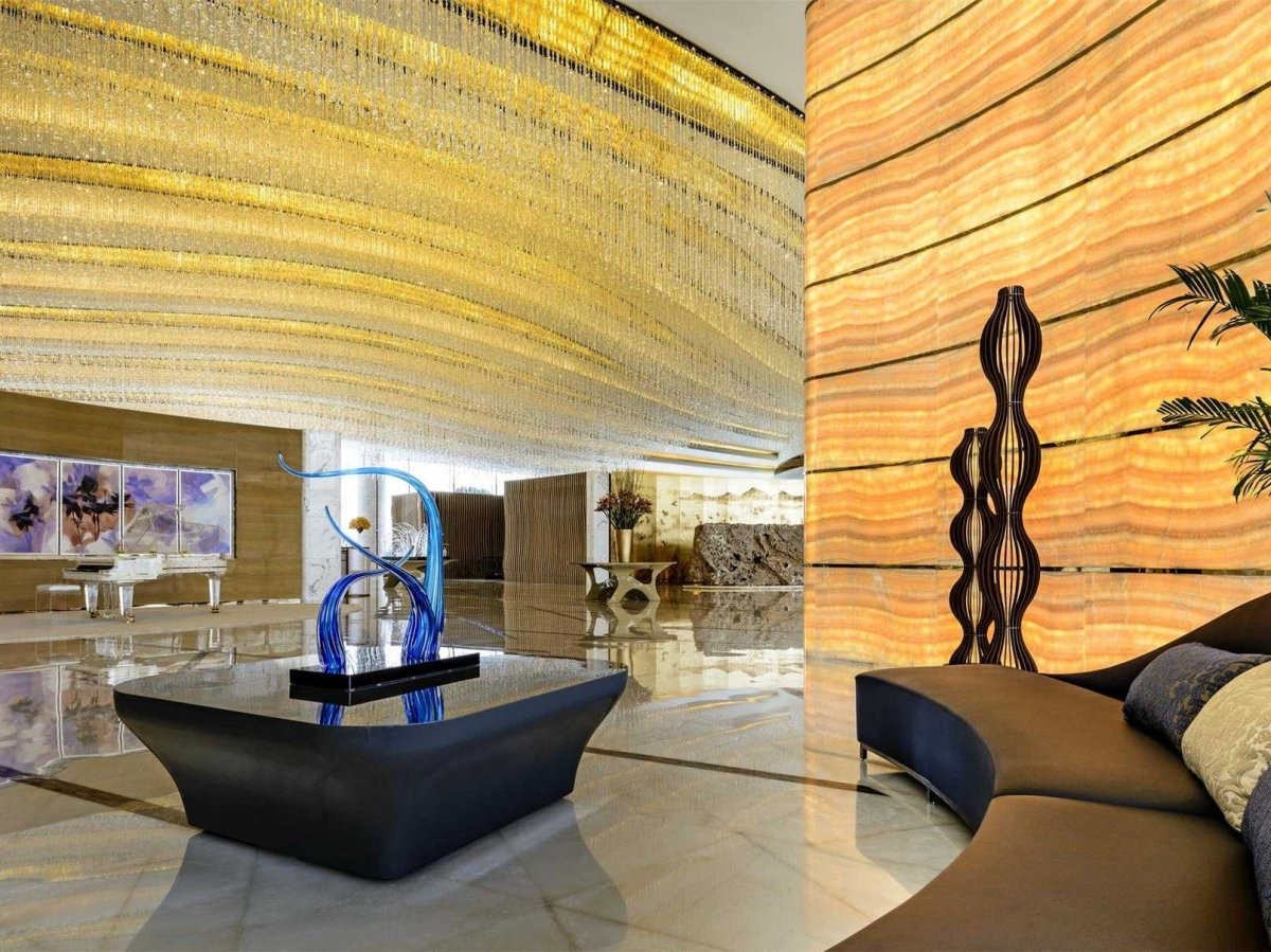 Khu sảnh lớn rất rộng rãi, với sàn đá cẩm thạch, trần nạp pha lê Swarovski và đèn pha lê.