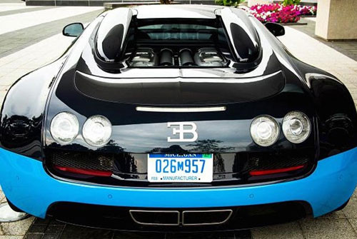 Siêu xe Grand Sport Vitesse nhìn từ phía sau. Đồng hồ vận tốc của Grand Sport Vitesse có giới hạn vận tốc là khoảng 420 km/h nhưng chiếc xe được giới hạn điện tử ở vận tốc hơn 375 km/h.