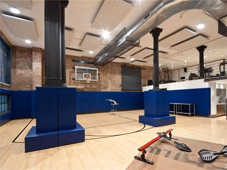 Có cả một sân bóng rổ trong nhà.