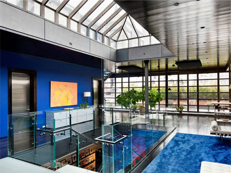 Có một thang máy để di chuyển giữa 6 tầng.