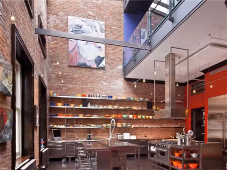 Gian bếp của tòa nhà mang phong cách rất công nghiệp.