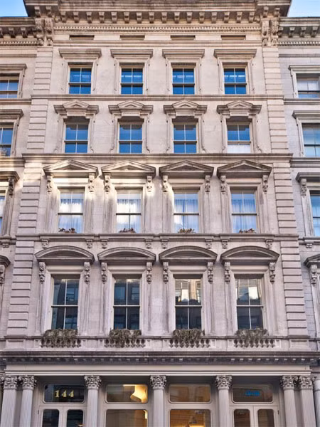 Căn nhà ở địa chỉ số 144 phố Duane này được rao bán với giá 45 triệu USD từ năm 2011. Sau 2 năm, nó tăng lên tới mức giá 49,5 triệu USD và được một vị khách bí mật mua. Căn biệt thự này được xây dựng từ năm 1862, với tổng diện tích là gần 2.800 m2. Nó có 8 phòng ngủ, 10 phòng tắm, thang máy riêng, phòng tập thể thao riêng, và một sân bóng rổ nhỏ. Ngoài 6 tầng trên mặt đất, căn nhà còn có 2 tầng hầm.