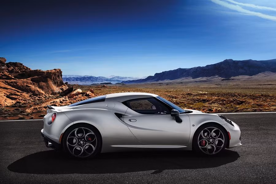 Chiếc xe thể thao Alfa Romeo 4C không chỉ có những đường cong gợi cảm, mà còn được thiết kế đầy tinh tế, các hốc hút gió, hệ thống đèn pha mang kiểu dáng mới rất độc đáo.