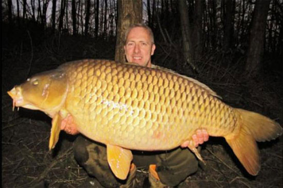 Cần thủ người Anh Tim Cosens câu được cá chép khổng lồ nặng 25kg.