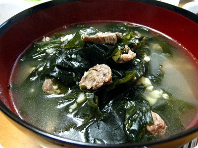  Ăn rong biển một lần/tuần: Tiến sĩ Jane Teas của trường Y tế cộng đồng Harvard (Mỹ) đã thực hiện nghiên cứu trên chuột cho kết quả, những con chuột được ăn tảo bẹ có nguy cơ ung thư vú ít hơn so với những con không ăn. Tảo bẹ và rong biển chứa nhiều i-ốt nên có khả năng giúp quản lý sự tăng sản tuyến vú. Tảo biển còn hạn chế sự rối loạn nội tiết, có tác dụng giảm nguy cơ ung thư vú hoặc ung thư buồng trứng ở phụ nữ.