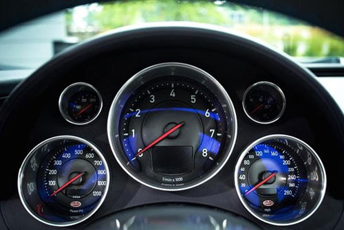 Nội thất chiếc xe được chế tạo chủ yếu từ các chất liệu là sợi carbon, nhôm và ma-giê. Ngoài ra, chiếc xe được thiết kế đơn giản và thoải mái, phù hợp với việc di chuyển thường ngày.