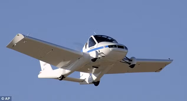 Chiếc xe có thể bay với vận tốc 160 km/h và di chuyển liên tục mà không cần tiếp nhiên liệu trên quãng đường dài 660 km khi được đổ đầy xăng.