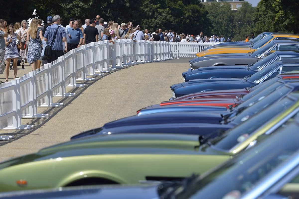 550 chiếc Aston Martin được trưng bày trị giá khoảng 1,5 tỷ USD.