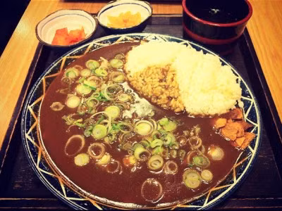 7. Abiko – cà ri kiểu Nhật tại Hàn Quốc. Đây là món ăn có nguồn gốc từ Nhật Bản. Với Abiko, thực khách có thể chọn lựa mùi vị yêu thích cũng như mức độ cay để tạo ra món cà ri phù hợp với mình. Cà ri Abiko thường được làm từ thịt bò, tôm tươi hoặc thịt gà, nổi tiếng nhất là món cà ri bò với trứng và cốt-lết gà.