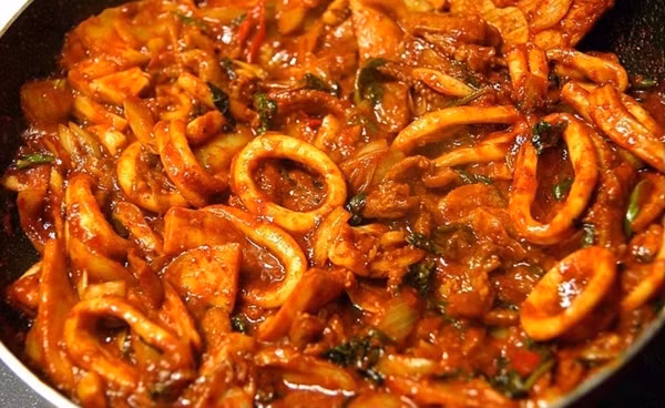 6. Osam Bulgogi (mực với thịt lợn chiên cay). Osam bulgogi là một hỗn hợp của mực ống và thịt lợn được trộn trong ớt đỏ, tỏi, hành, sau đó, được chiên lên.