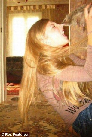 Con vật hung hăng cắn mũi cô gái.