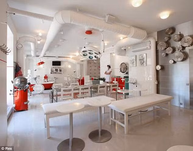 Nội thất bên trong giống không gian của một bệnh viện, với gam màu chủ đạo là trắng và các dụng cụ y tế có mặt khắp mọi nơi.