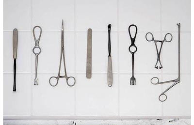 Nhà hàng sử dụng các dụng cụ y tế thay vì đũa hay thìa dĩa.