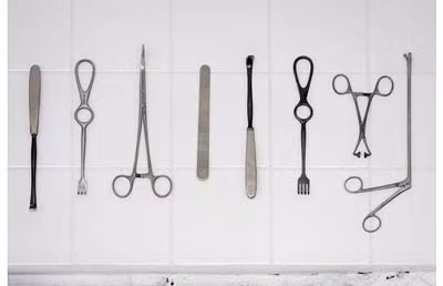 Nhà hàng sử dụng các dụng cụ y tế thay vì đũa hay thìa dĩa.