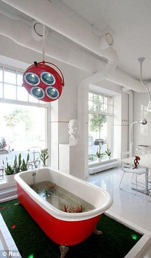 Một góc của nhà hàng được trang trí như phòng phẫu thuật trong bệnh viện.