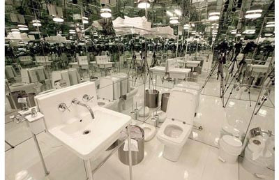 Phòng vệ sinh cũng sạch bóng và sáng chói.