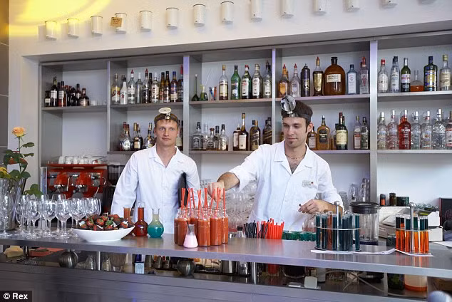 Các “bác sĩ phẫu thuật” sẽ pha đồ uống bằng những bình thuỷ tinh, vốn chỉ dùng để đựng hoá chất thí nghiệm.