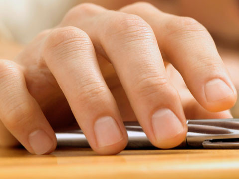 19. Thay đổi ở móng tay. Những thay đổi không giải thích ở móng tay có thể là một dấu hiệu của một số loại ung thư. Một vệt màu nâu hoặc đen hoặc chấm dưới móng tay có thể chỉ ra bệnh ung thư da. Hay như khi các đầu móng tay hoặc móng chân cong cụp xuống lại là dấu hiệu của ung thư phổi. Móng tay màu nhạt hoặc trắng có thể là một dấu hiệu cho thấy gan của bạn có vấn đề, đôi khi đó là dấu hiệu của ung thư gan.