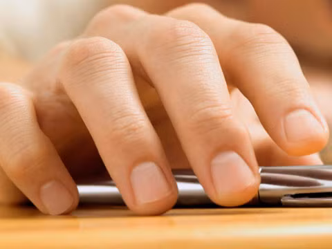 19. Thay đổi ở móng tay. Những thay đổi không giải thích ở móng tay có thể là một dấu hiệu của một số loại ung thư. Một vệt màu nâu hoặc đen hoặc chấm dưới móng tay có thể chỉ ra bệnh ung thư da. Hay như khi các đầu móng tay hoặc móng chân cong cụp xuống lại là dấu hiệu của ung thư phổi. Móng tay màu nhạt hoặc trắng có thể là một dấu hiệu cho thấy gan của bạn có vấn đề, đôi khi đó là dấu hiệu của ung thư gan.